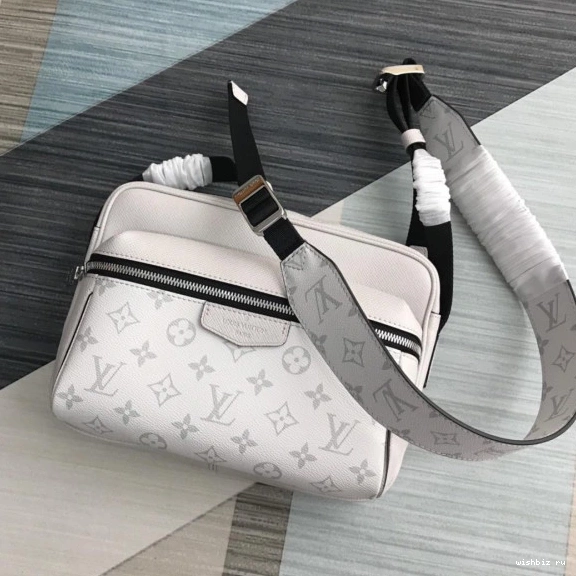 WIS OUTDOOR LOUIS VUITTON MESSENGER 0715
